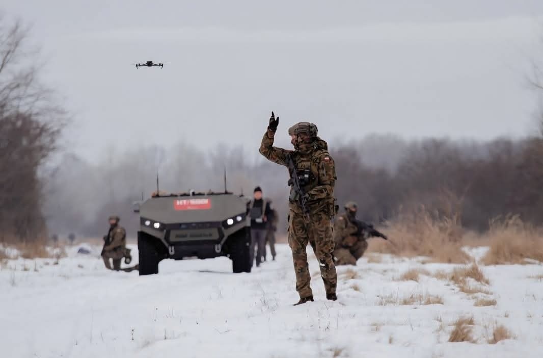 烽火问鼎计划 波兰陆军第1工兵团的官兵正在接受无人地面与空中系统训练，借此精进工