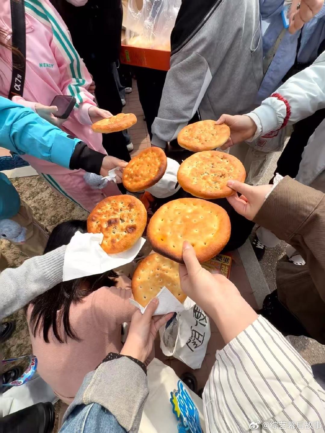 鹭卓超燃青春的合唱逆应援鹭卓超燃青春的合唱逆应援给粉丝发馕，好用心的小鹭卓鹭卓给