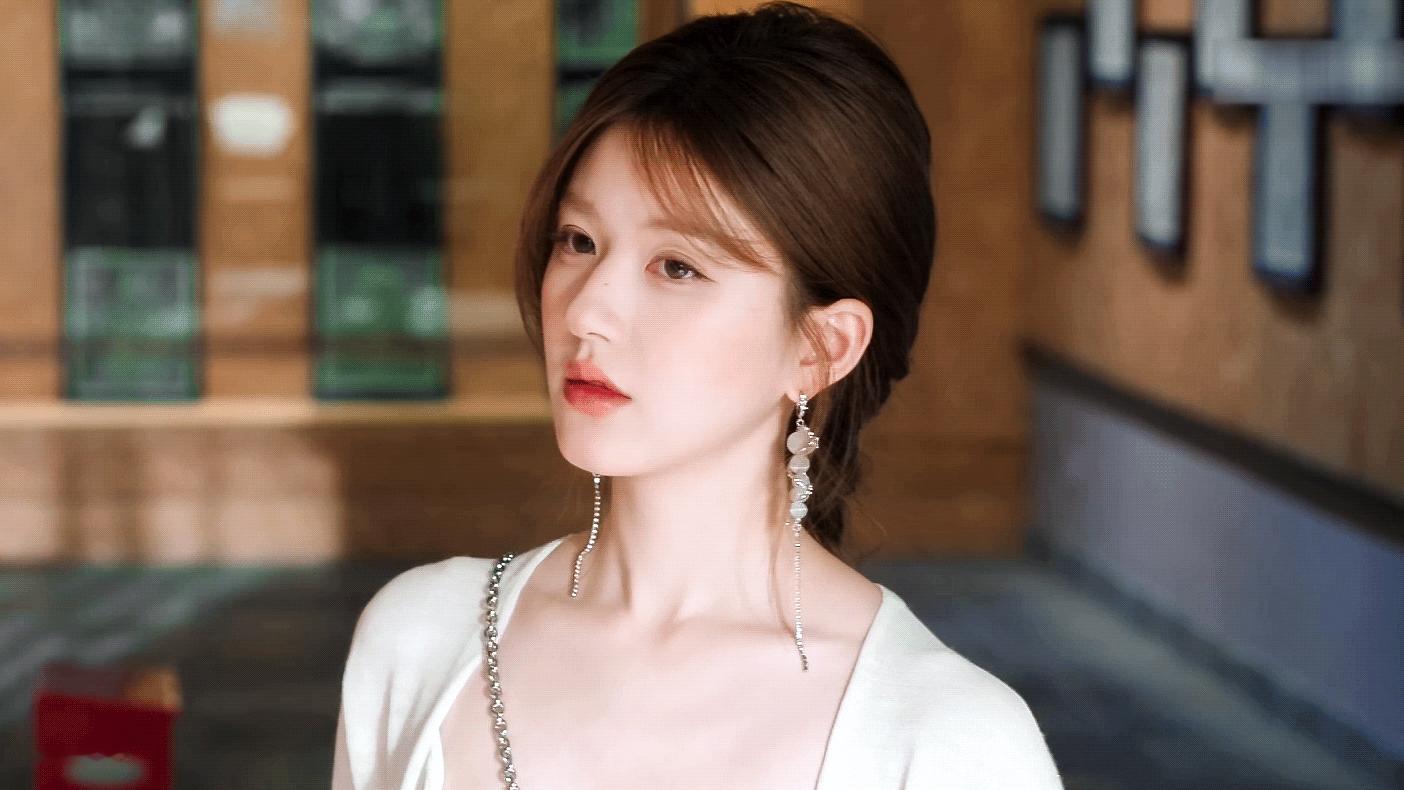 许我耀眼[超话]  我的点赞变成许妍了 不信你试试看 ​​​