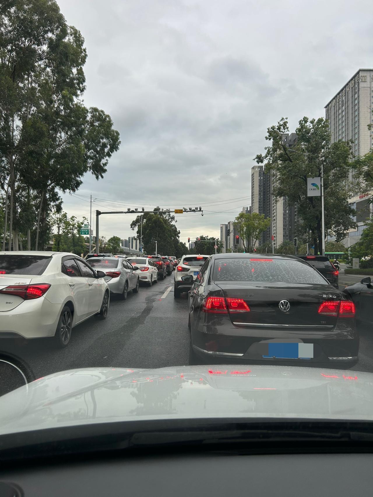 开学第一天，明显路上的车多了，加上小剐蹭事故，让原本不顺畅的上班路更加拥堵了，大