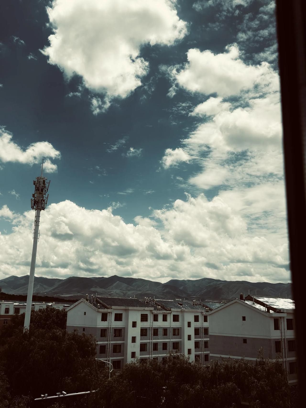 早餐后，在书房里，半躺在躺椅上小憩。从窗户望去，雨后的南华山，被雨水洗的浓绿浓绿