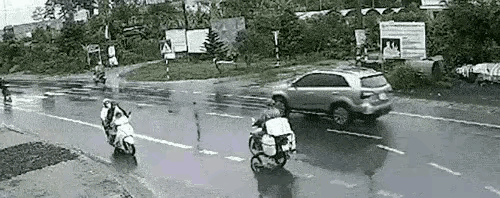 雨天路滑，就不能慢一点嘛。