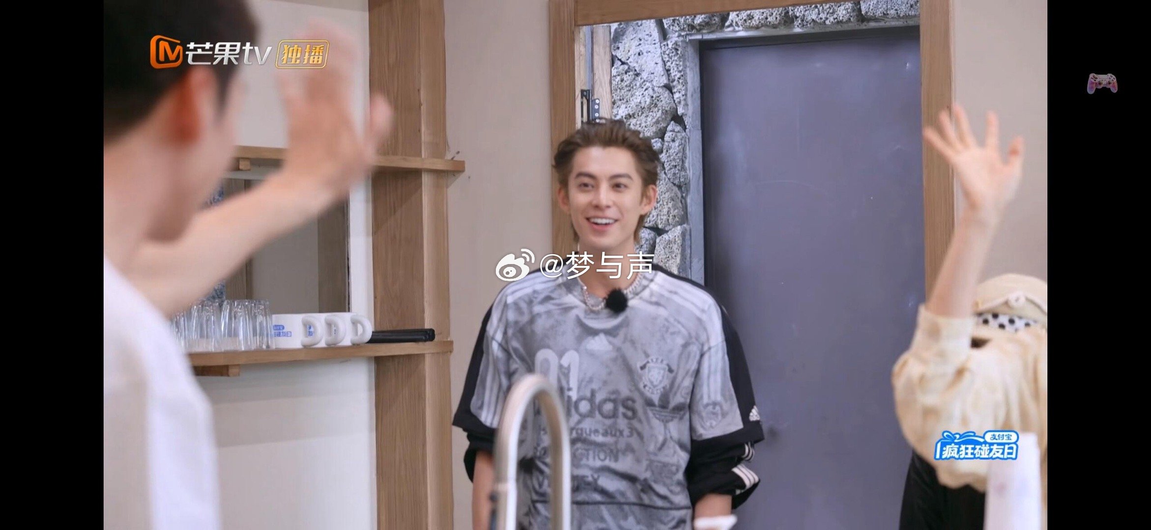 王鹤棣有哥的孩子像块宝 武大靖和王传君一来，他就自动切换成弟弟模式。撒娇有人接，