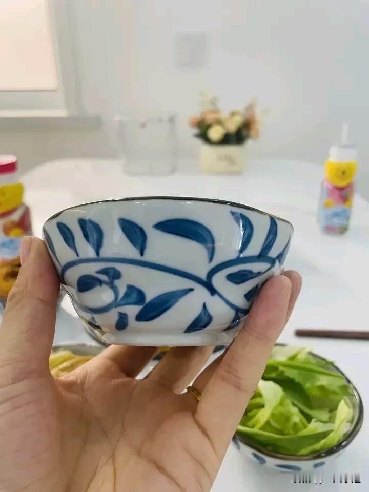 没有睡懒觉的习惯，我们一家人都是，也许是因为家庭的潜移默化。记得爷爷奶奶就是勤劳