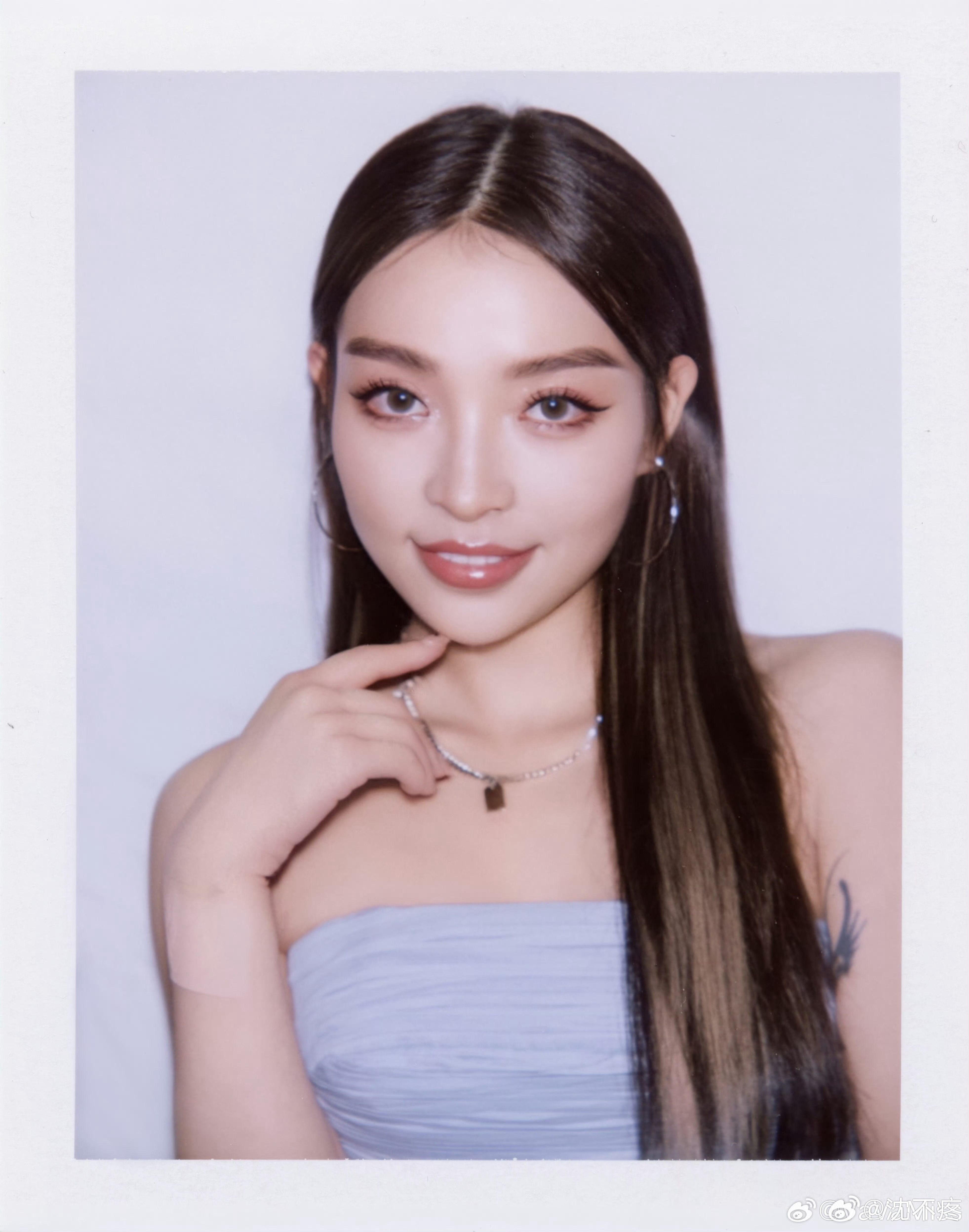 vava[超话] 谁说咱va没有女人味，这组美得很妩媚温柔哦[馋嘴] ​​​