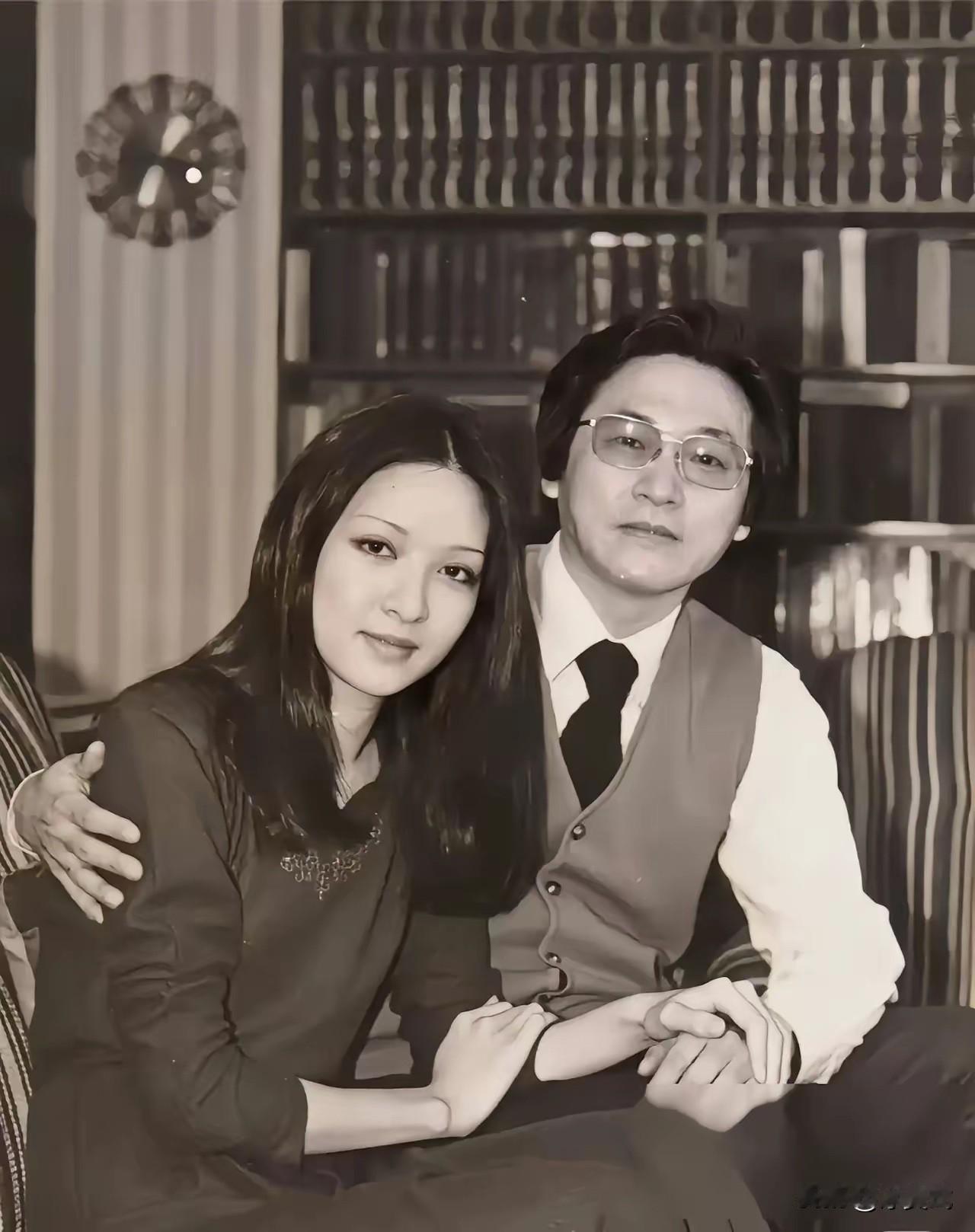 2001年，美女主持人小S自信地问李敖：“我和胡因梦相比，谁更好看？”李敖上下打