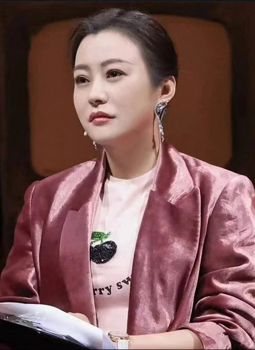 郝蕾曾称AI会替代90%的演员无限超越班别急着骂郝蕾唱衰演员行业，她后半句才是重