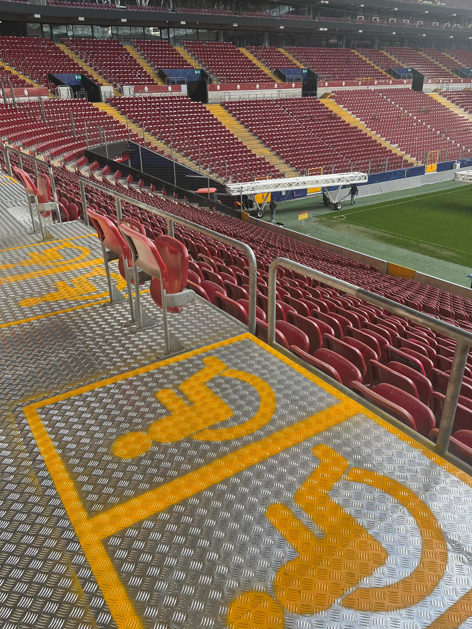 这是加拉塔萨雷新建的专用轮椅观赛平台。去年 9 月客场时，曾遇到一些问题，但加拉