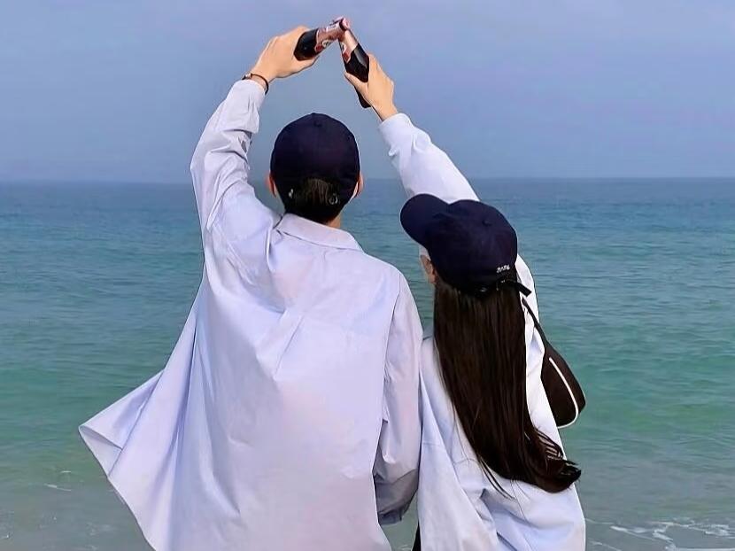 最近金价一路走高，可我还是没忍住，入手了心心念念的金镯子。
真戴在手上，又开始心