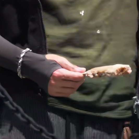 深灰色冰袖被打湿的地方会变成格外明显的黑色……吃不下的冰棍也会顺着嘴角流出🧊?