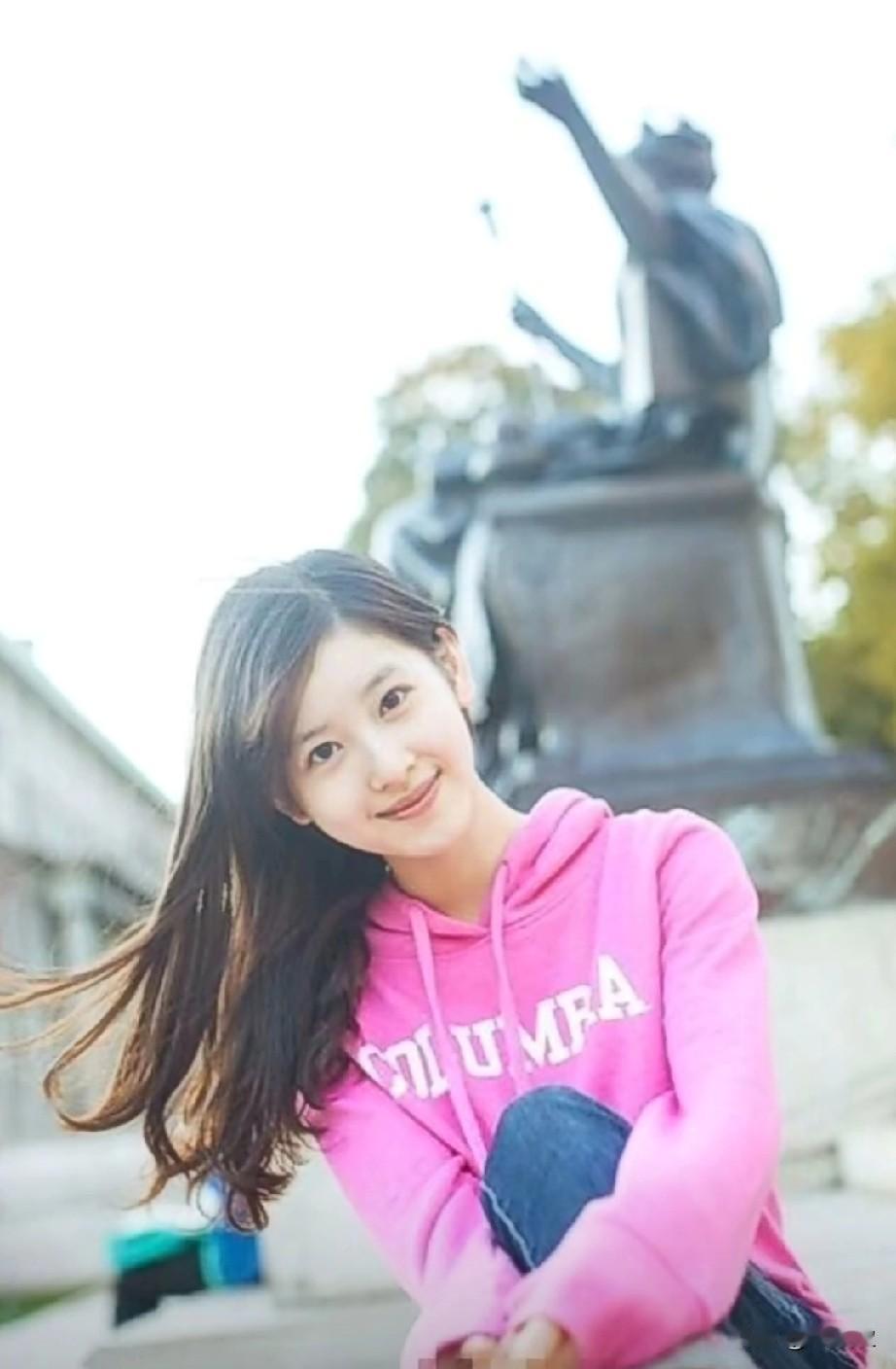 章泽天从来不是依附刘强东！
而是站在他身边，并肩而立的那个女人。
她不断的学习，