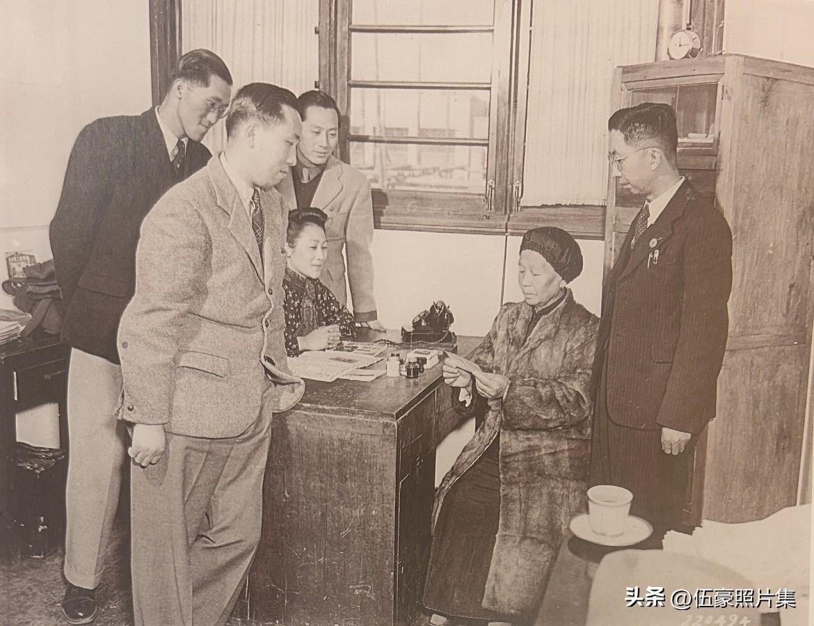 1945年1月23日，昆明，国民党中央宣传部工作人员把一张支票（版权费）递给已故