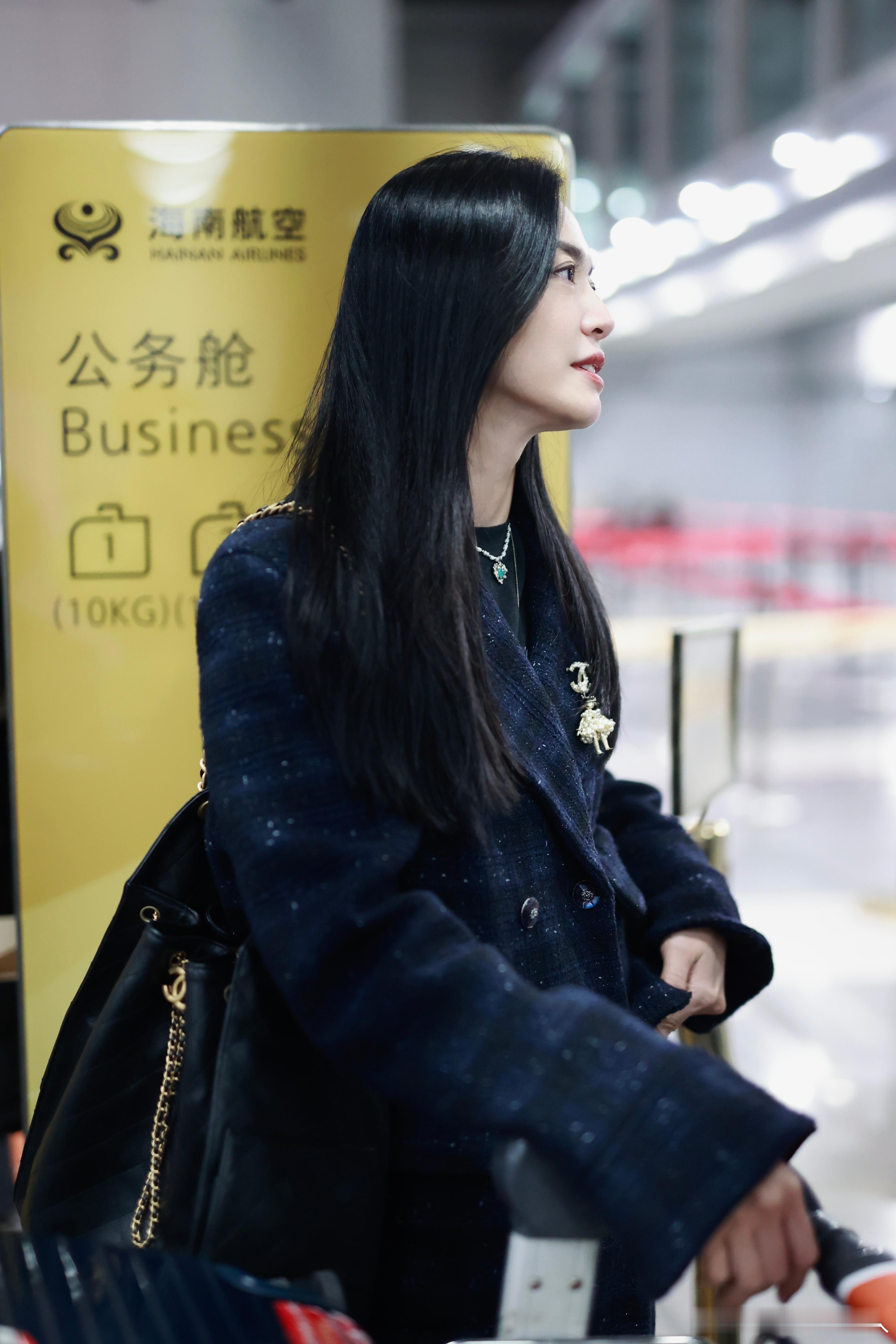 姚晨出发柏林电影节  姚晨的机场出发照太美了！深蓝格子西装搭配得恰到好处，细节装