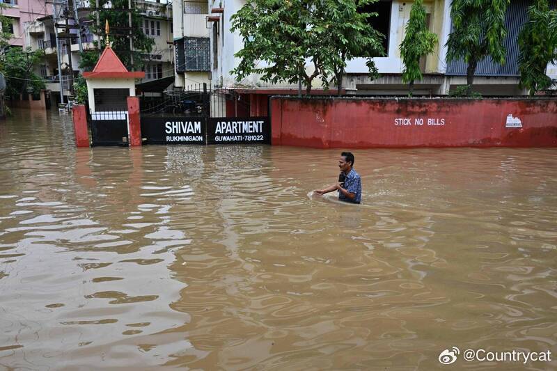 印度北部雨季洪灾肆虐，至少50人死亡，70万人受灾海外新鲜事 印度官员24日表示