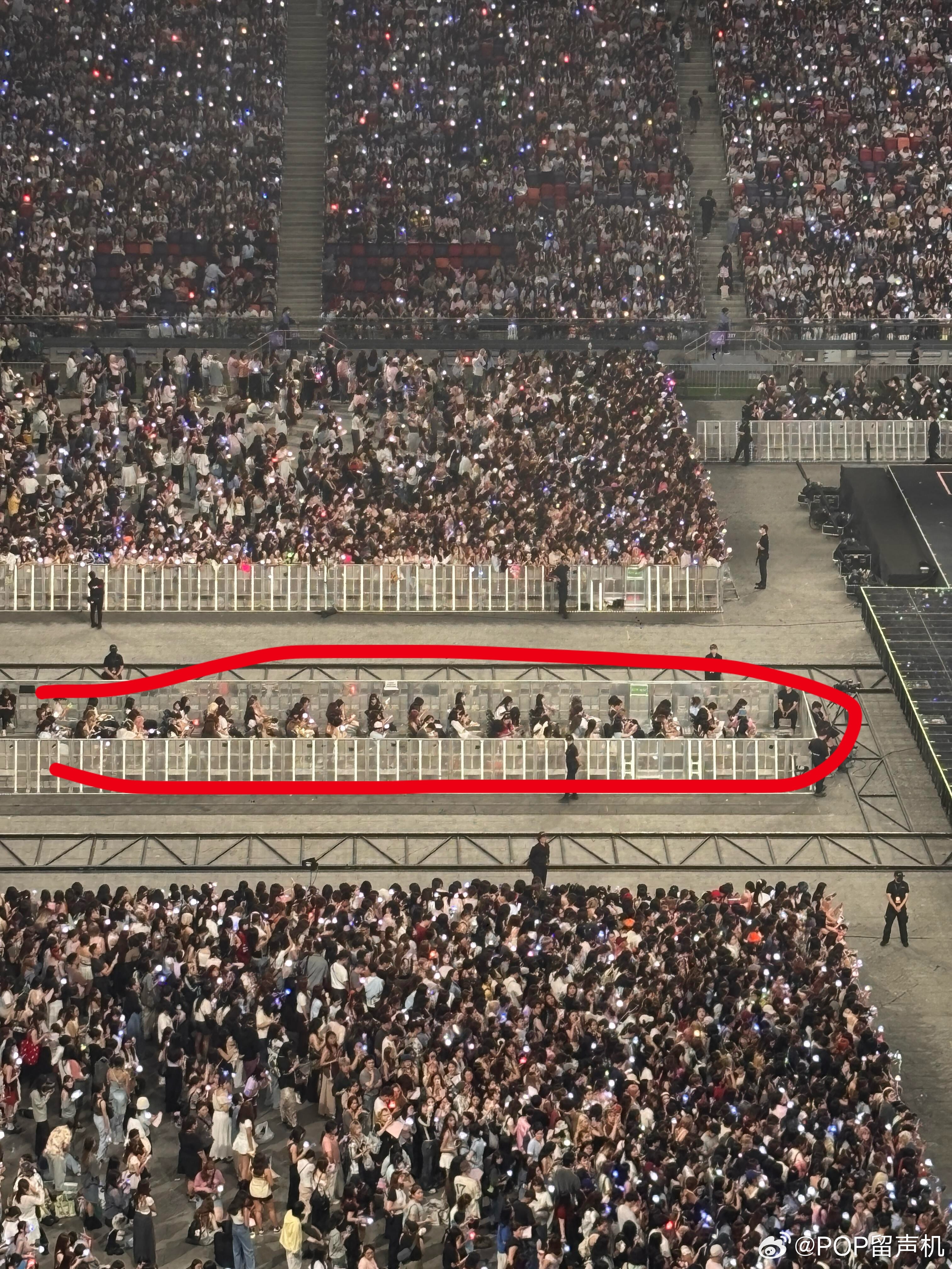 是不是第一次有演唱会在这里有一条座位哇 ​​​