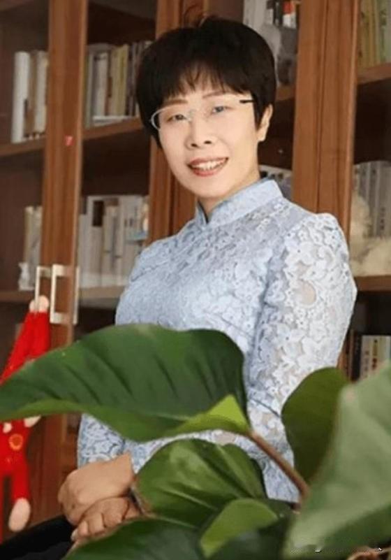 北大才女蒙曼50岁至今未婚，朱迅问她：“你最想嫁给谁？”谁承想，她脱口而出说的一