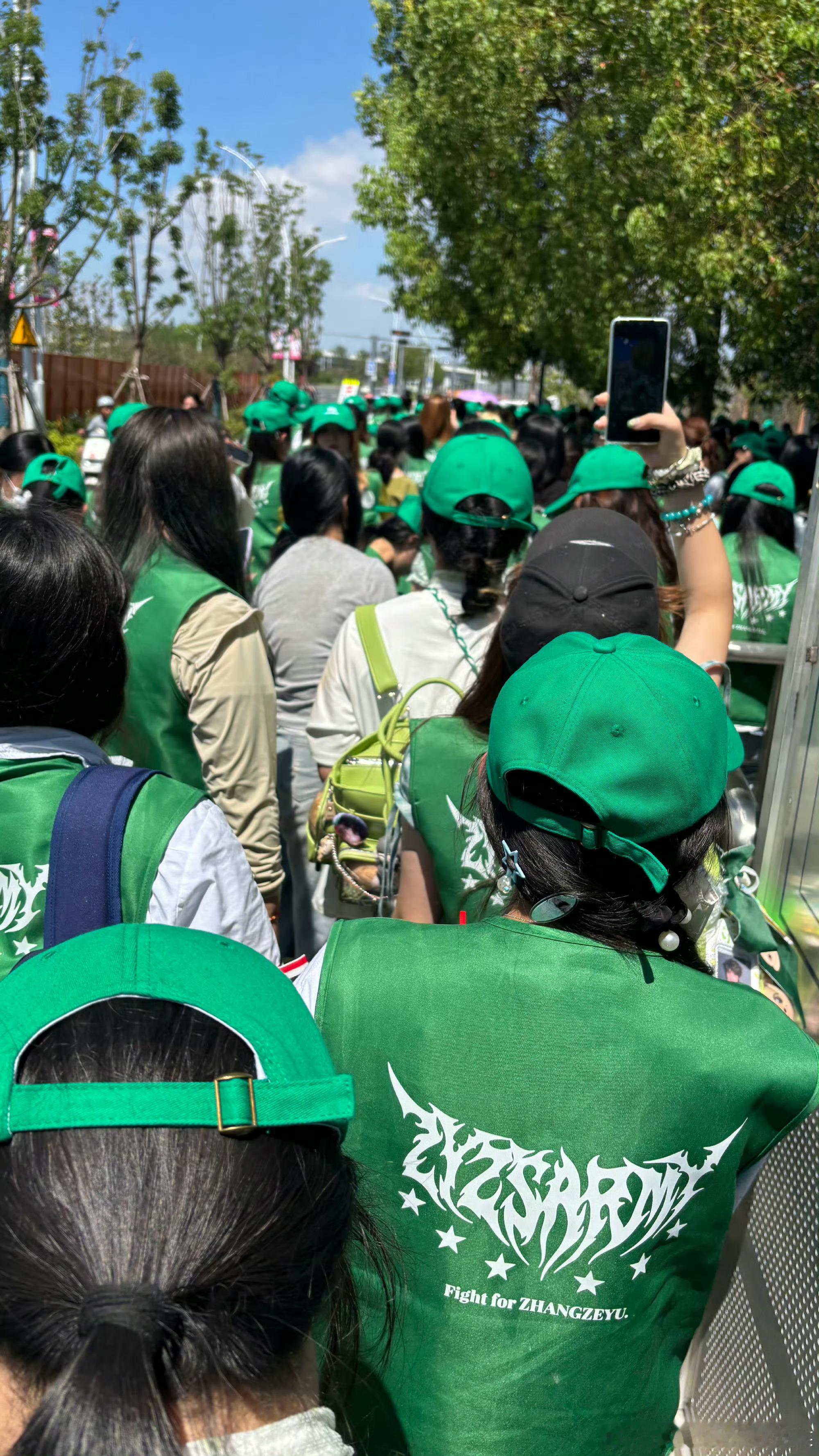 张泽禹徐州演唱会人气好绿我好爱！绿色是生机盎然的颜色！宝丝女神们！我爱你们！ 