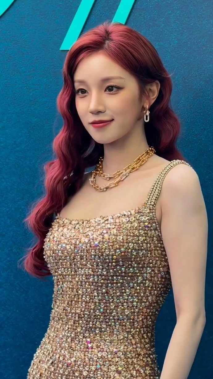 宋雨琦彩宝鎏金裙红发大波浪宋雨琦红色波浪卷 宋雨琦红色波浪卷，宋雨琦彩宝鎏金裙红