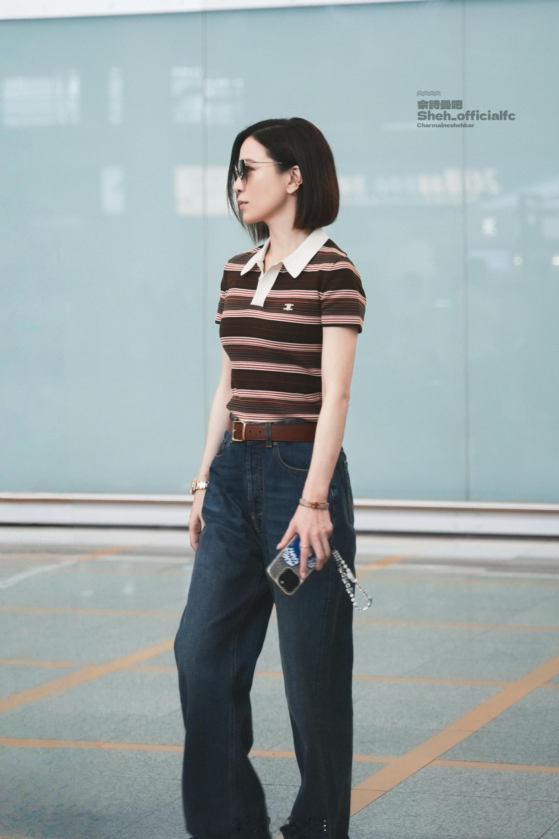 三张图直观感受佘诗曼的身材好细好薄好长.... 