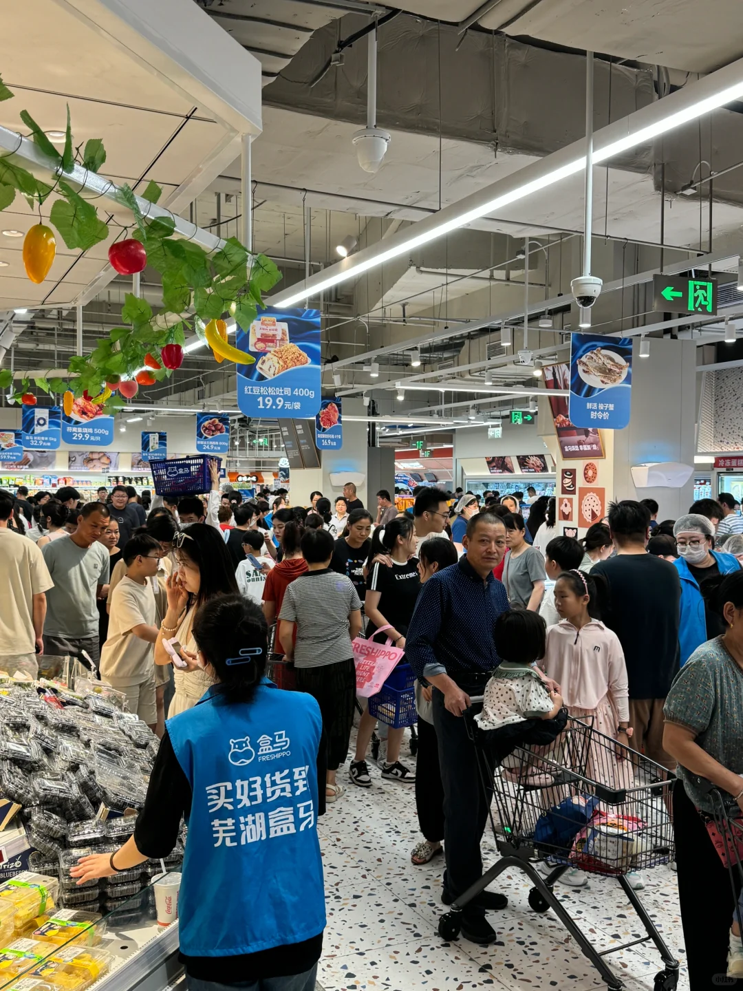感觉今晚全芜湖的人都在这…….😅