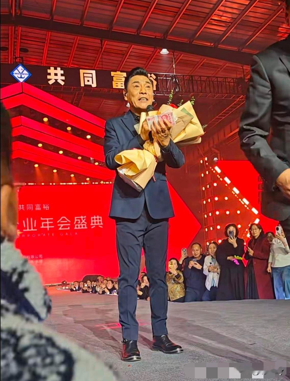 屠洪刚这波太圈粉了！面对老板崔培军给的大红包，他转身分给了台下的员工！

屠洪刚