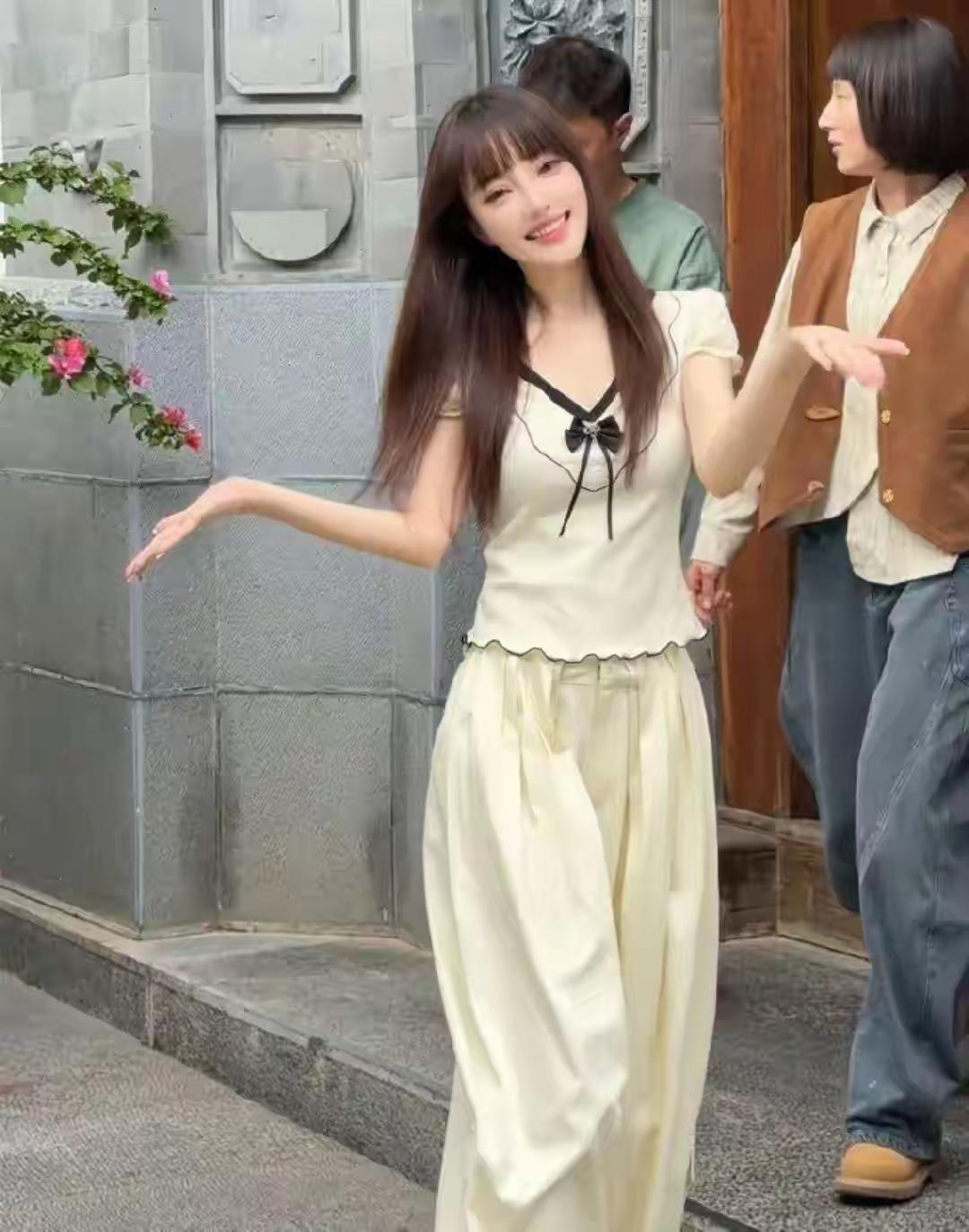 一把好牌打的稀烂的典型，李小璐绝对算一个。
当初的李小璐国民度非常高，演戏也很有