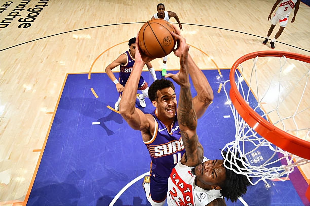 马克-威廉姆斯看起来得分能力更强，数据更加华丽，但是从全能性来看，可能反而奥索-