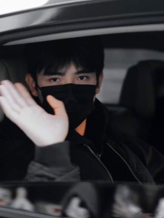 陈飞宇看见啥了活动现场陈飞宇频频回头，一脸震惊，像是在看地铁老人看手机表情包本人