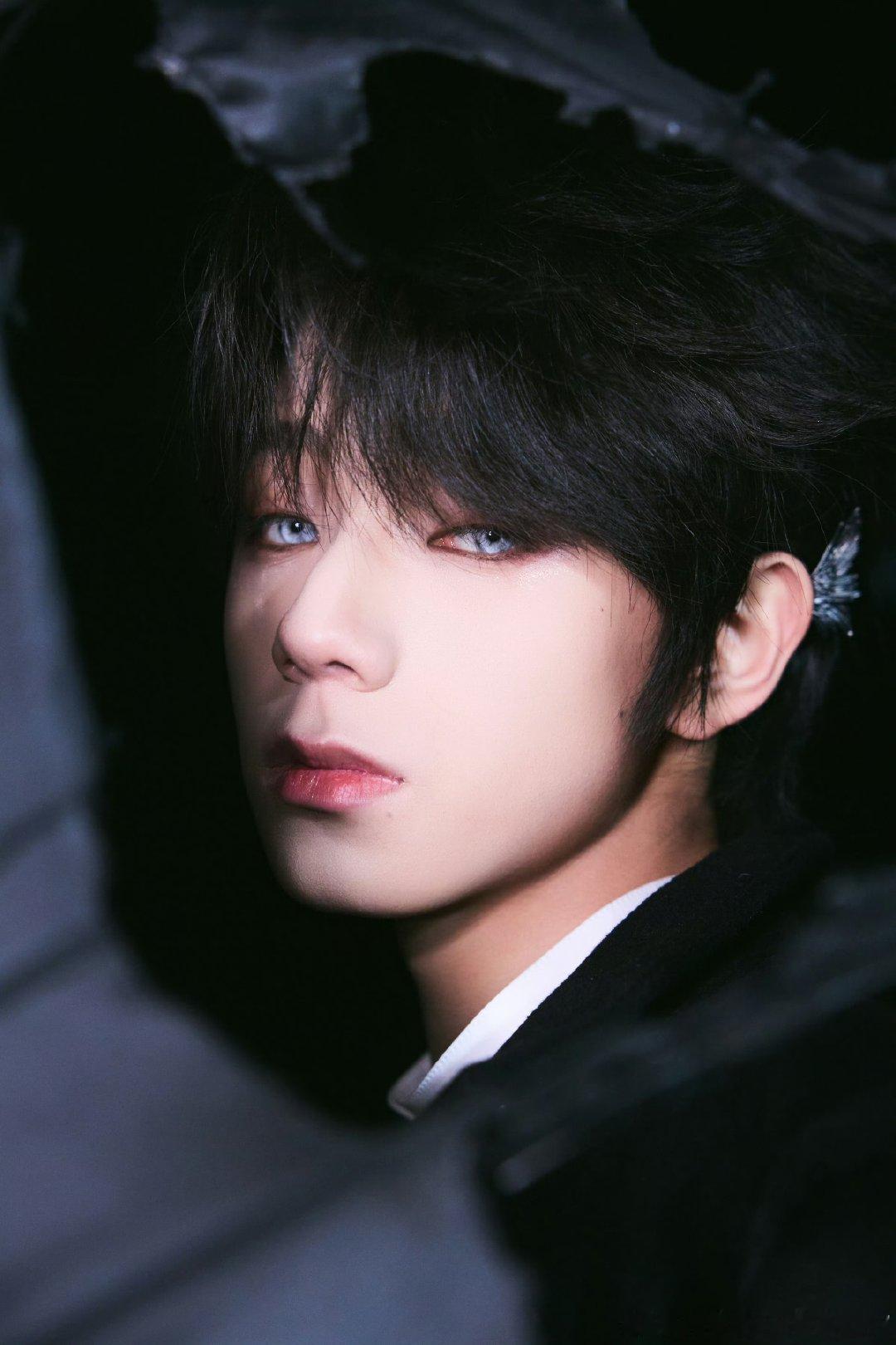 王橹杰暗黑王子妆造王橹杰暗黑风生日妆造帅到失语。闺蜜！！这次真是神来的了 