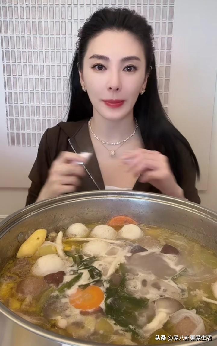 张雨绮直播带货的人气也太高了吧
大中午的，直播间还有三万人，这人们中午都不休息吗