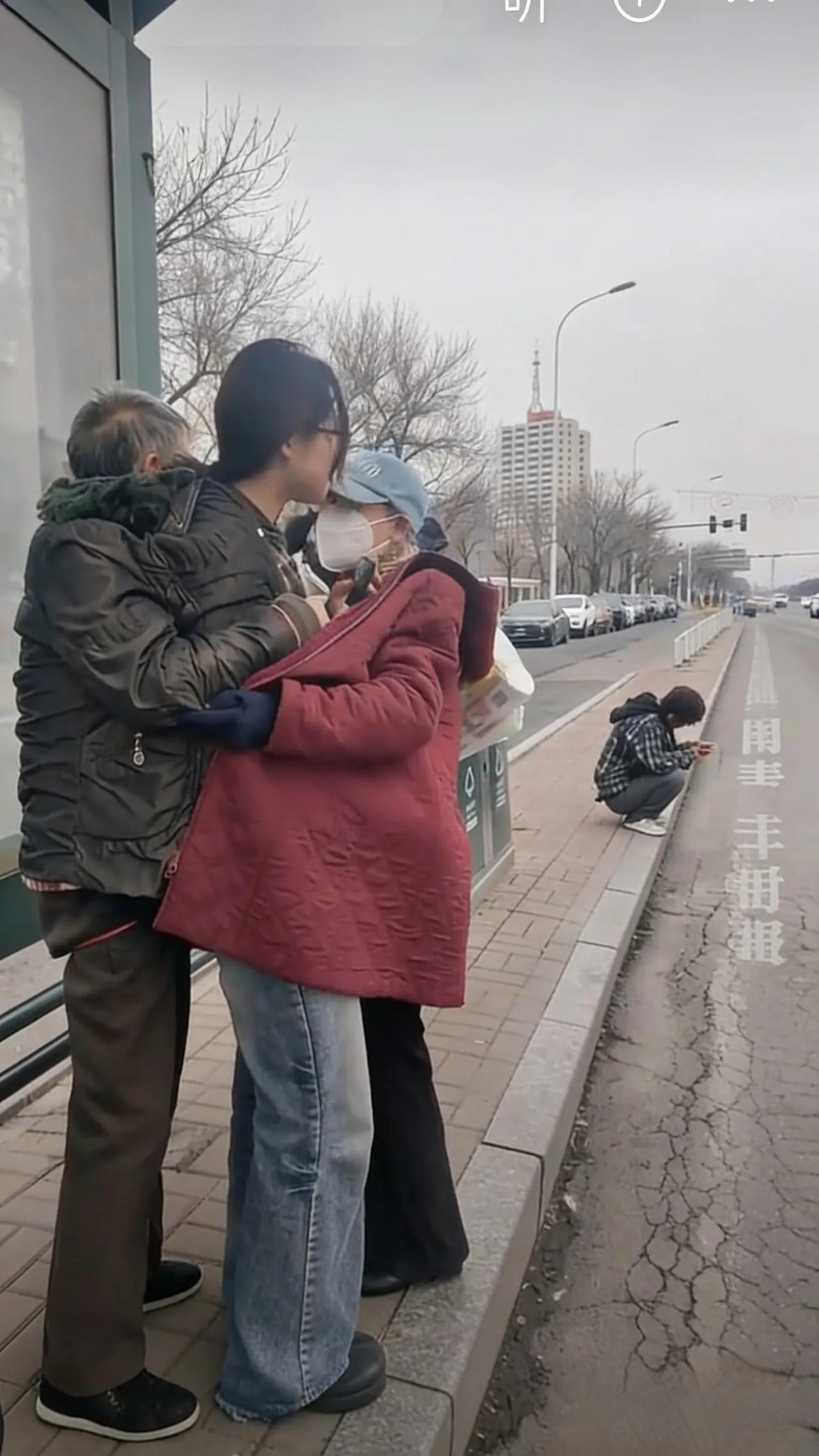非亲非故两位大娘，一前一后围住女孩，这一幕谁看了不破防？
 2月28日天津公交站