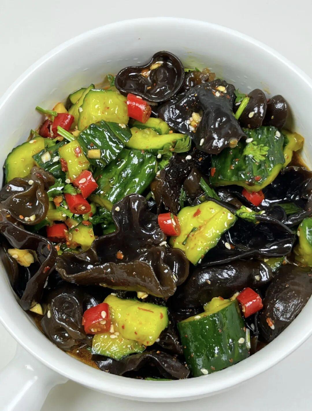 “瓜片木耳炒蛋，懒人也能秒变大厨的神仙菜！”

在快节奏的生活中，很多人都希望用