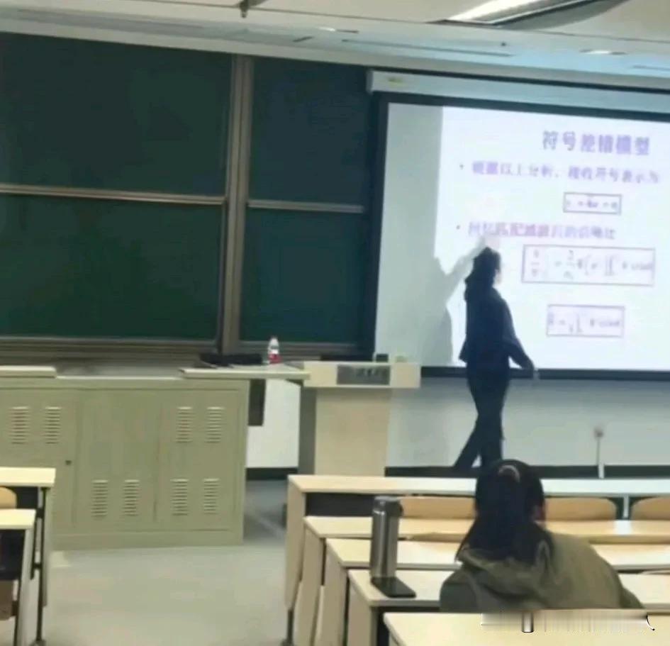 这是清华大学内一位年轻教师上课时的情景，令人吃惊的是，教室内只有一名同学。
可能