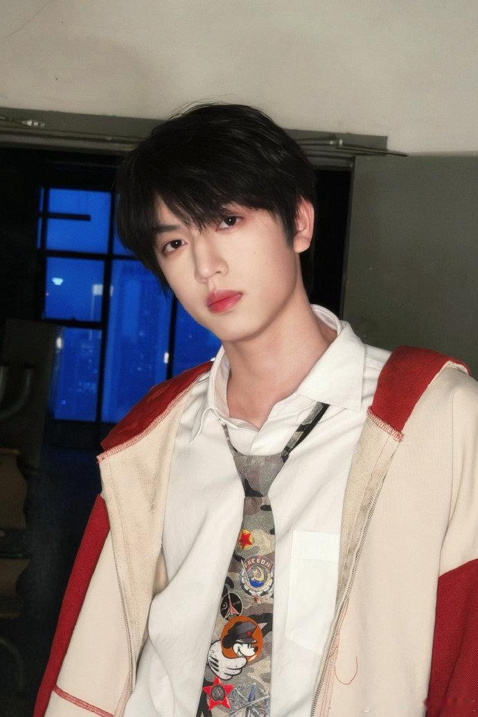 张桂源耳骨夹太going  张桂源荣耀之战第一天概念图来了，耳骨夹什么个意思，哥