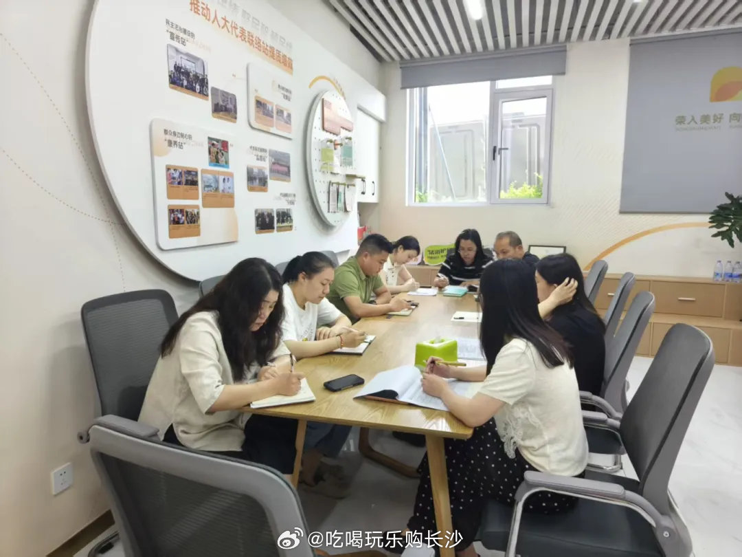 【长沙湘江新区闲置地长出108个车位】近日，走进湖南湘江新区望月湖街道荣华社区高