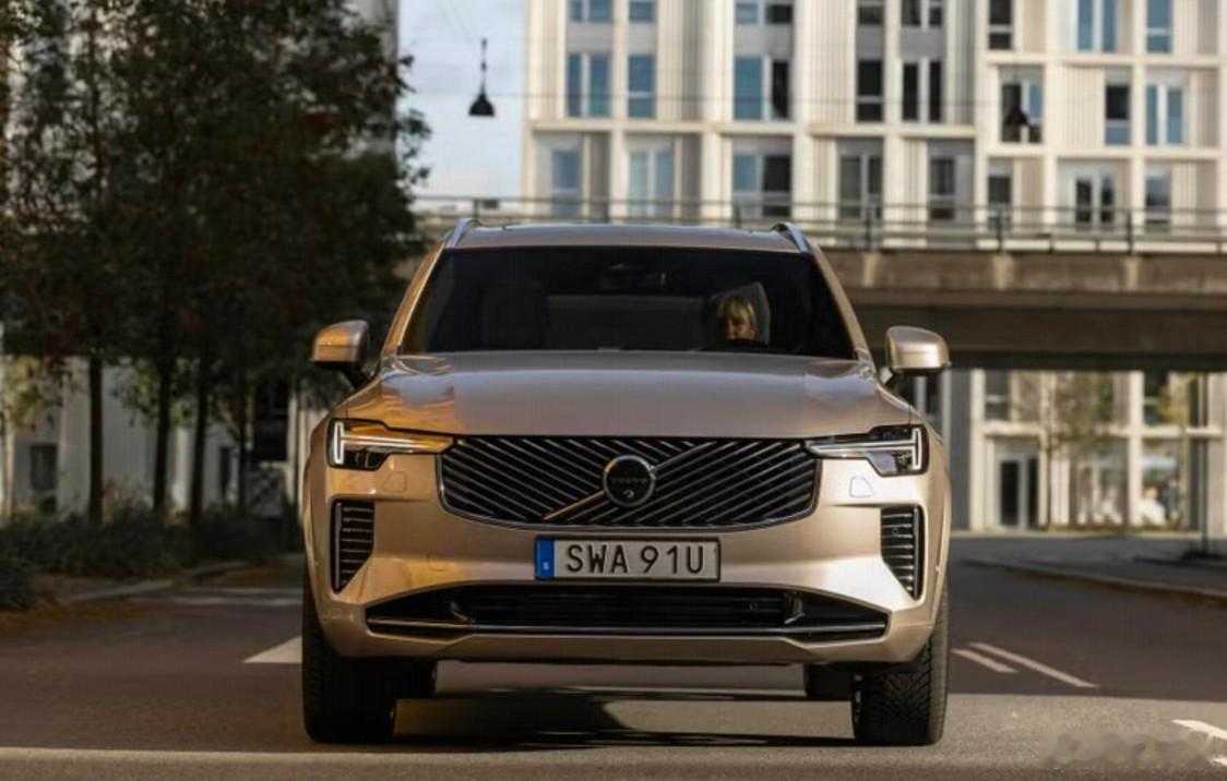 新款 沃尔沃XC90  实车曝光，外观和内饰均有升级，预计年内上市。前脸采用交织