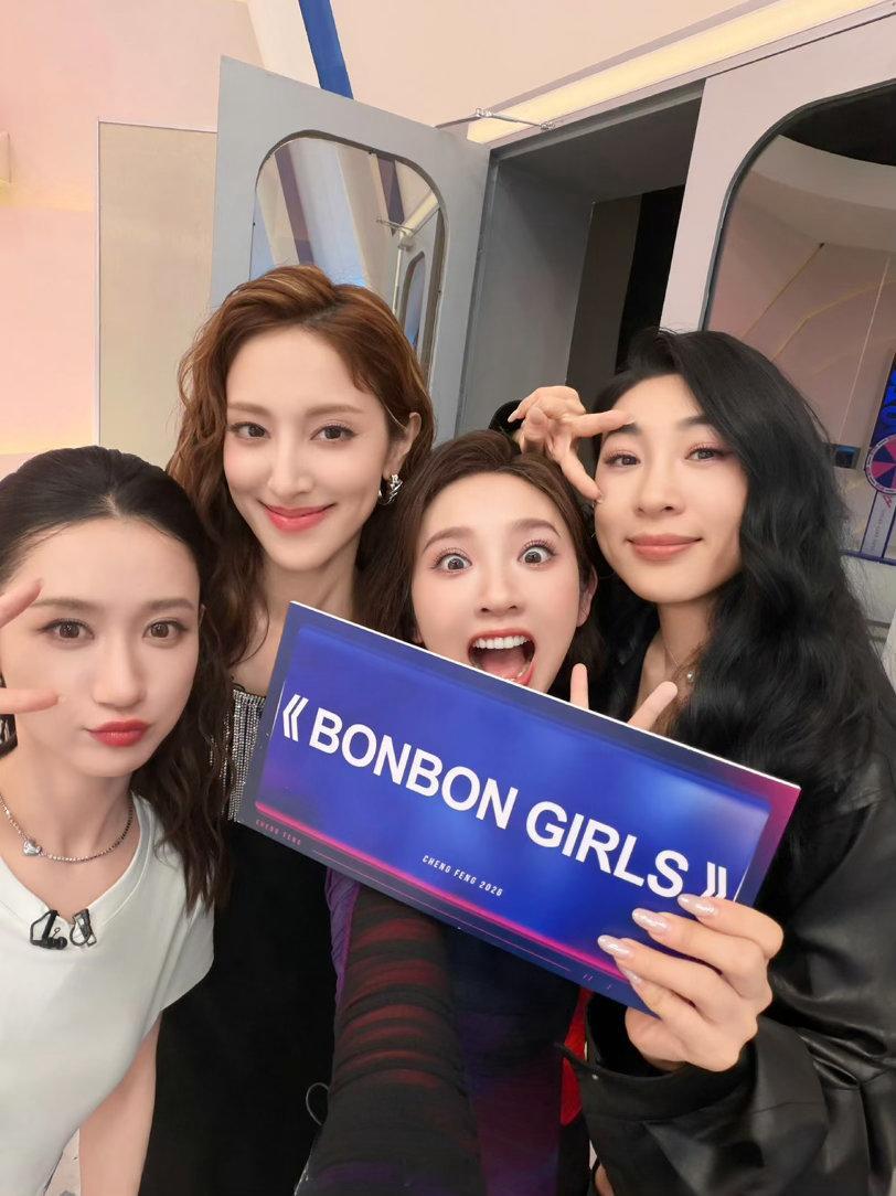 浪姐有自己的四中妈唐艺昕发了四中妈合照浪姐四中妈今晚直播出道！唐艺昕、淡淡、陈凯