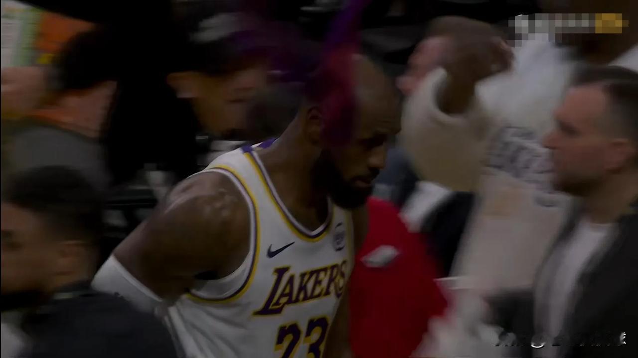 湖人超级巨星詹姆斯真是一反常态！在今天湖人主场以120:114击败灰熊的赛后，发