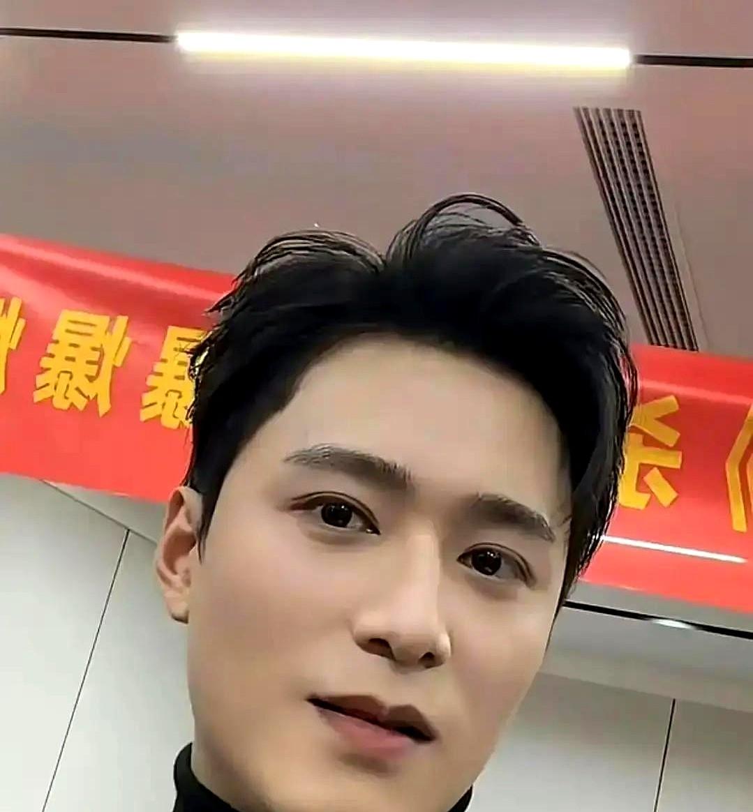 “反正我没熬。”

这话一出，全场都笑了。

傅东育导演在杀青宴上问演员王皓祯，