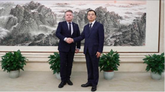 两手空空结束访华，乌克兰收到的第一条消息，是特朗普掀翻谈判桌
 
“刚出北京机场