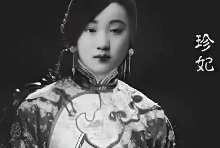 几个太监将珍妃架起，放到刑凳上，两名太监上来将珍妃的外装和旗服扒光光。又有两名太