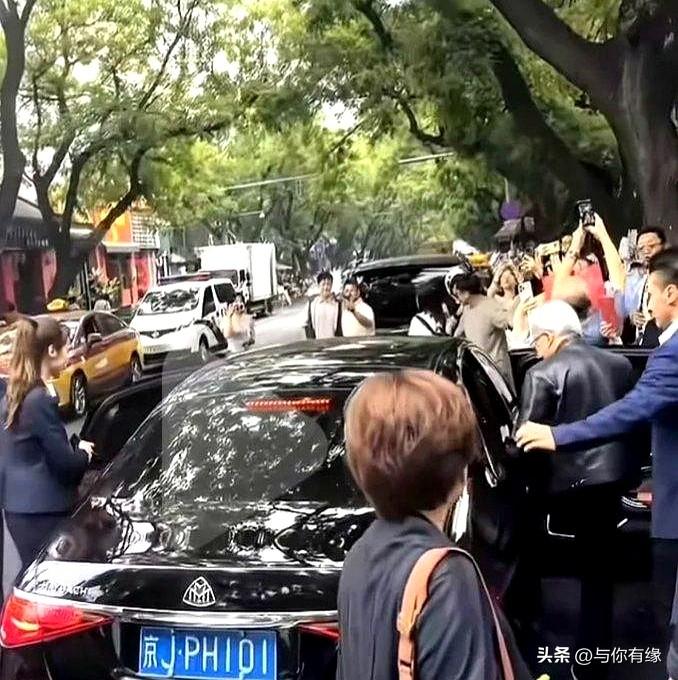 有钱到顶的人也打网约车？
什刹海那天，有网友看到黄仁勋坐迈巴赫，结果这车竟然是平