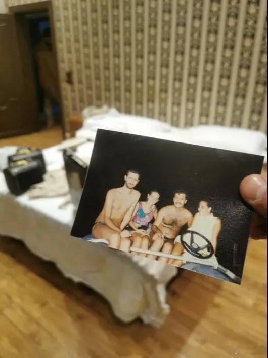沙姆解放组织在阿勒颇小阿萨德的住所里发现了几张私密照，gay里gay气的！ 