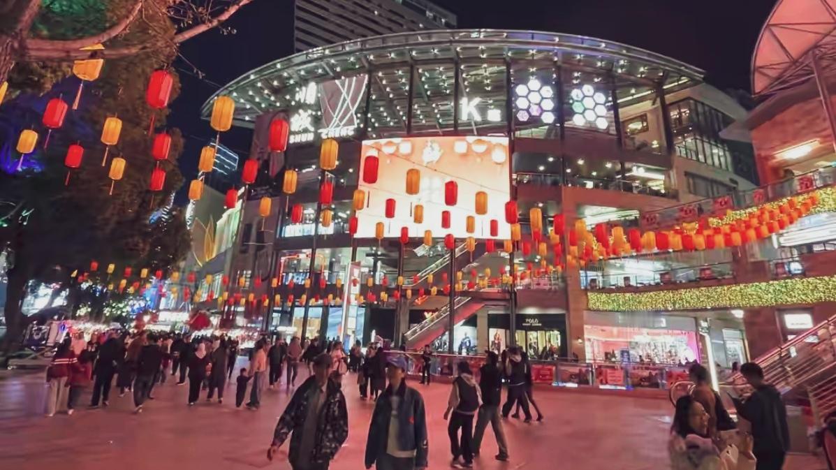 🔥昆明“昼游夜归”点燃新春烟火气！白天逛滇池喂鸥、赏花游园，看非遗展演、花车巡