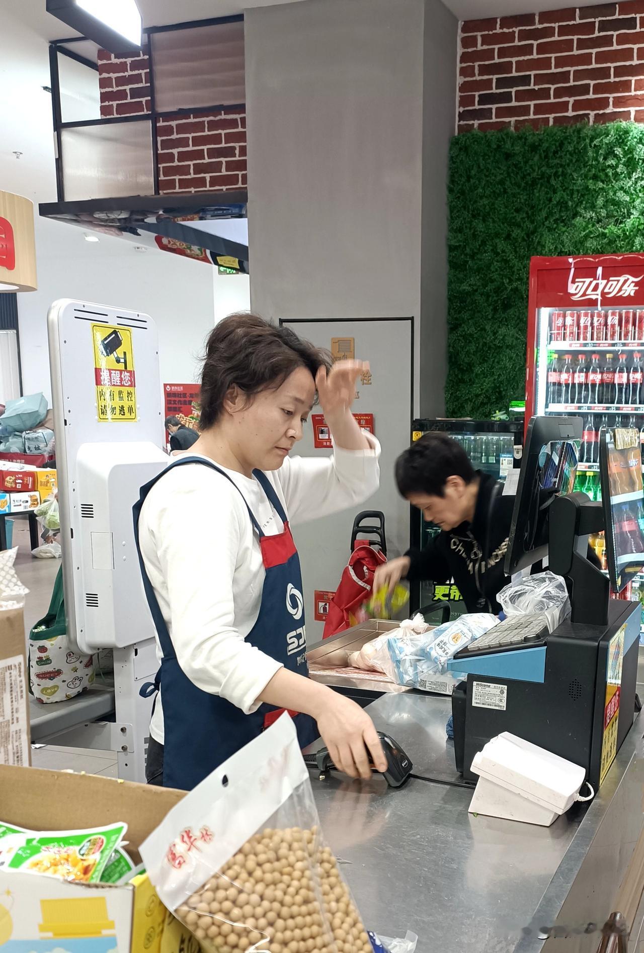 今天去超市购物，结帐时，美女收银员小鹿见我买的东西比较多，就向我推荐了一款省钱软