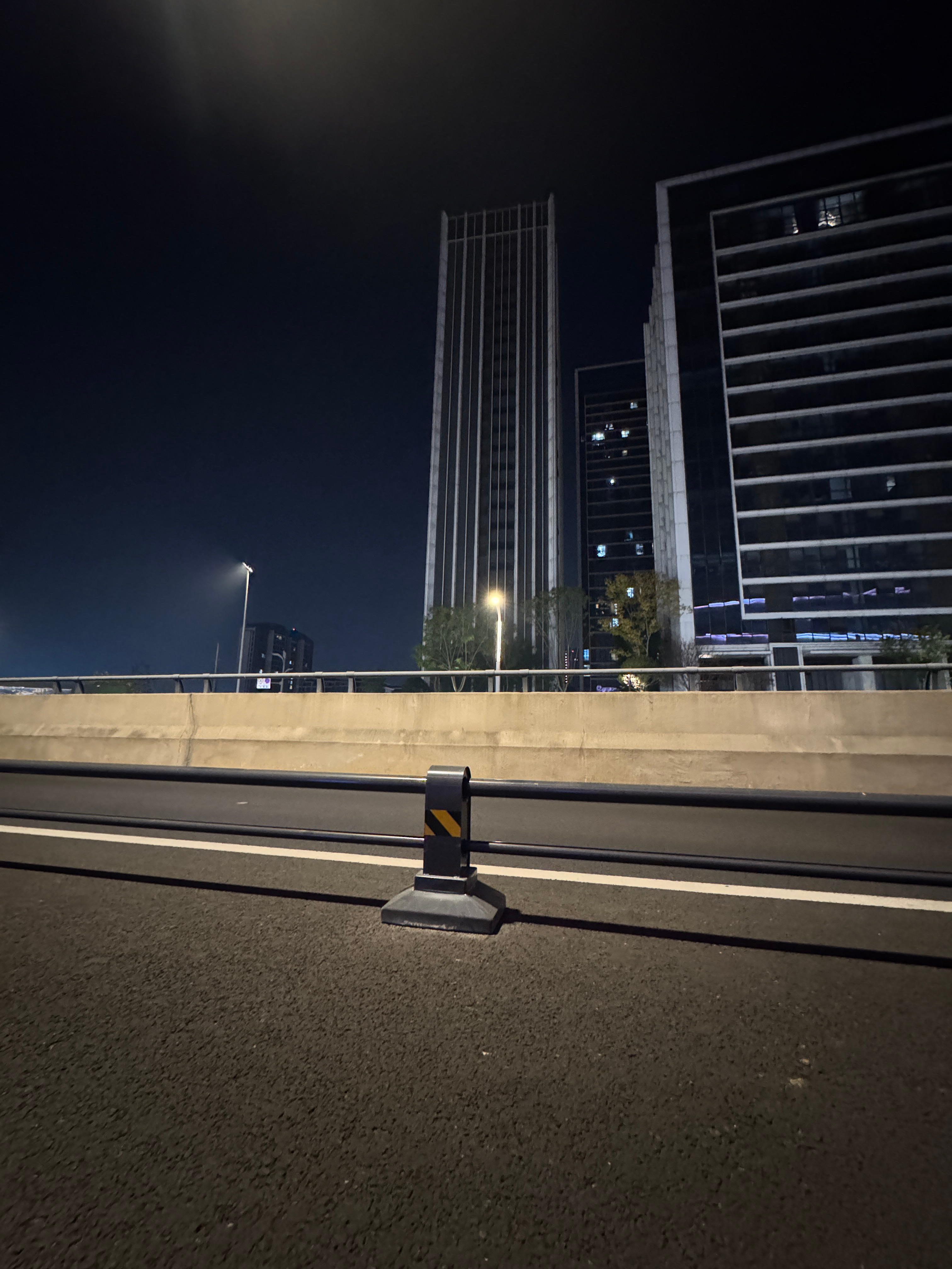 刚刚粉丝喊的火热 而我坐草地上“冷静”的剪视频😂 