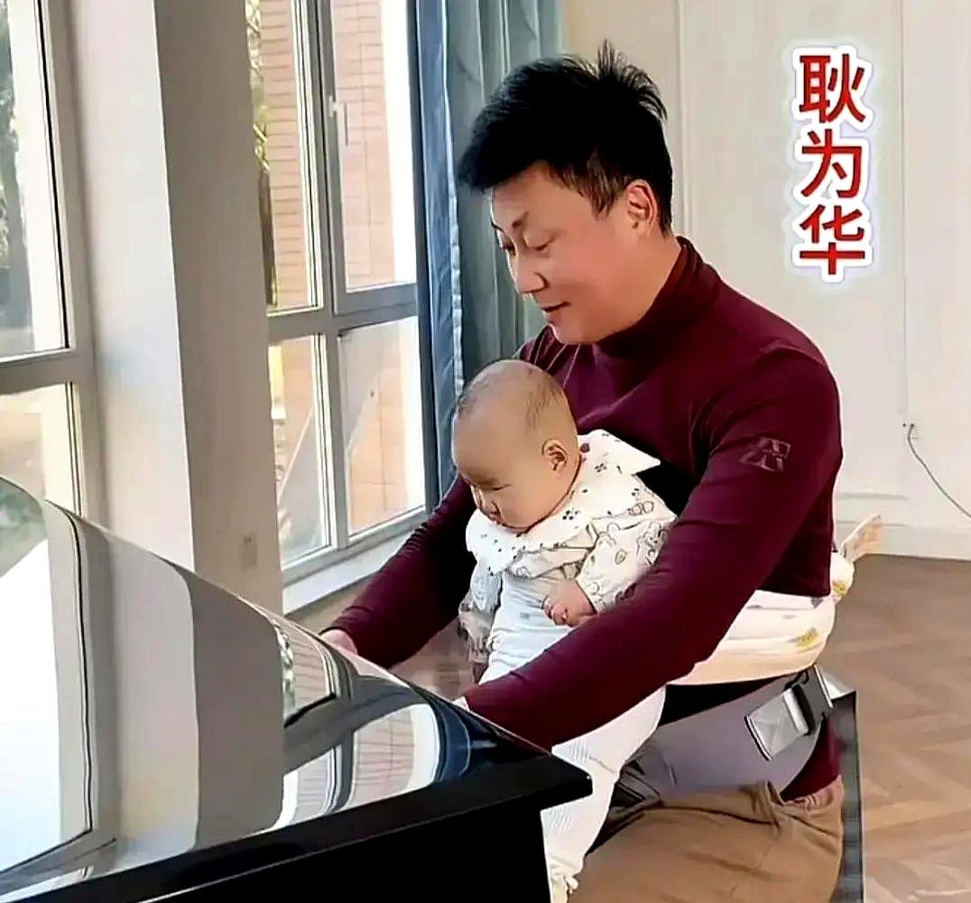 有人发朋友圈照片，耿为华在厨房忙活，小女儿趴在他背上睡着了。 
 

照片中，他