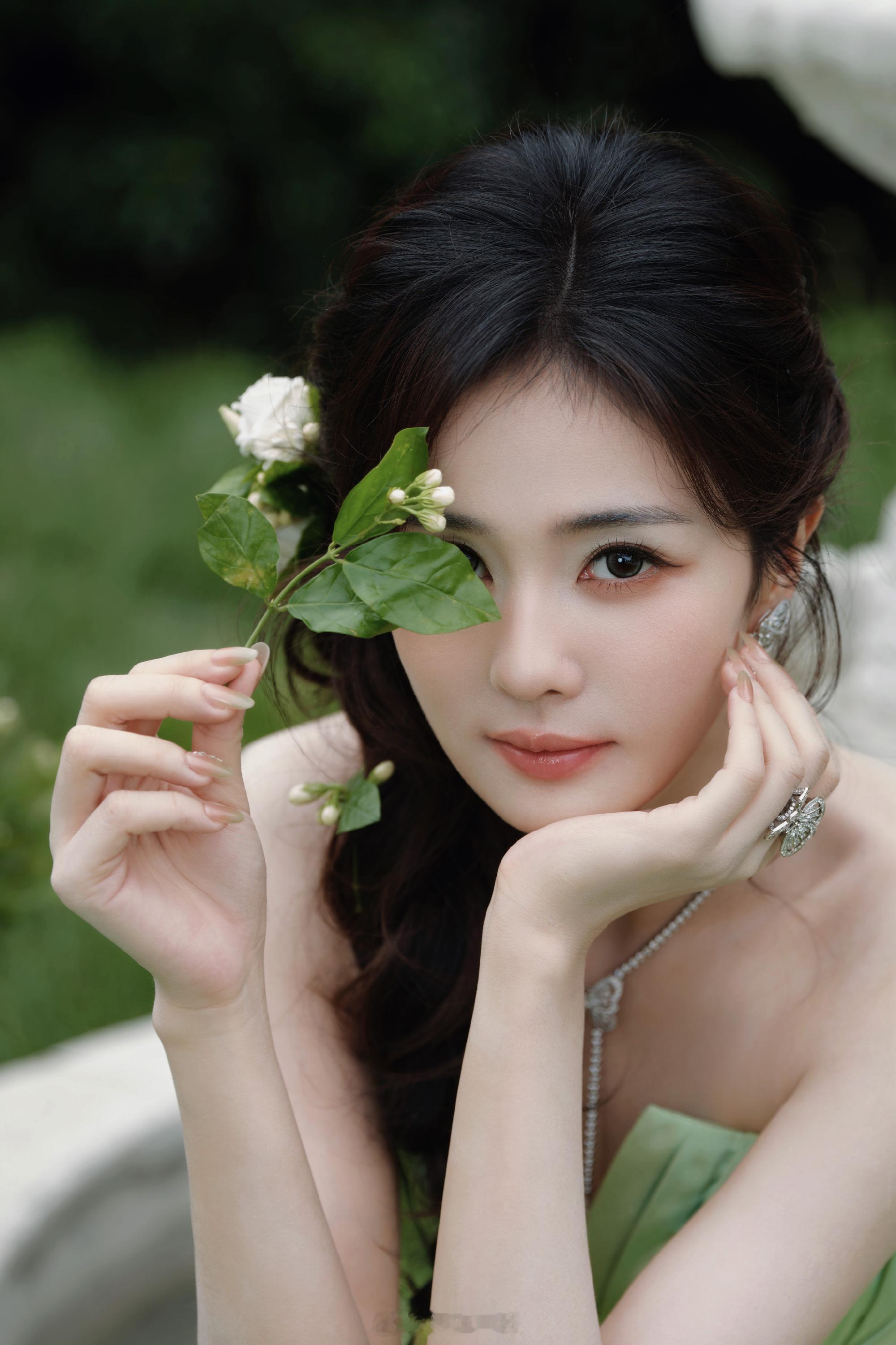 抹胸裙簪茉莉花、温婉清新淡雅怡人——白鹿。每日明星美图分享 不发她美图的时候，她