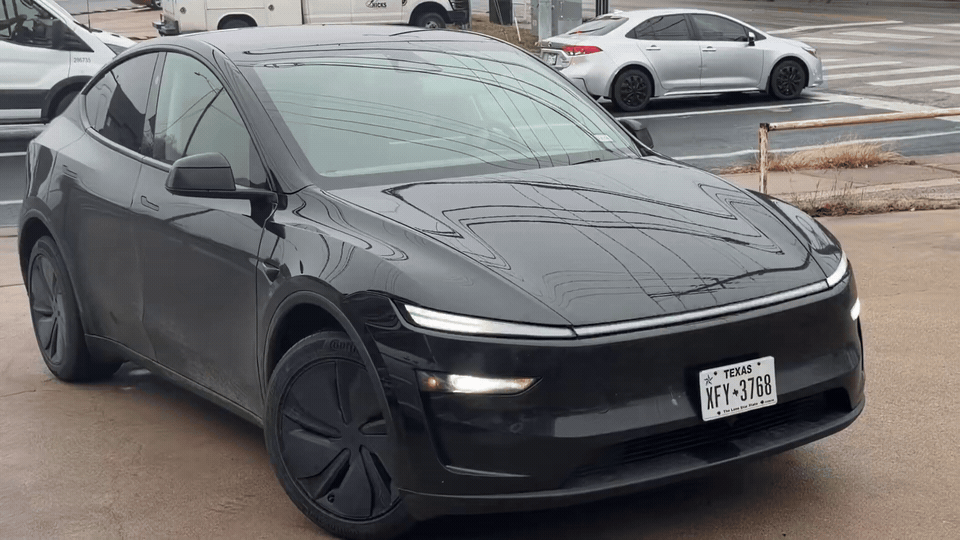 特斯拉 Model Y 无人驾驶出租车，现在所有不在玻璃罩下的外部摄像头都配备了