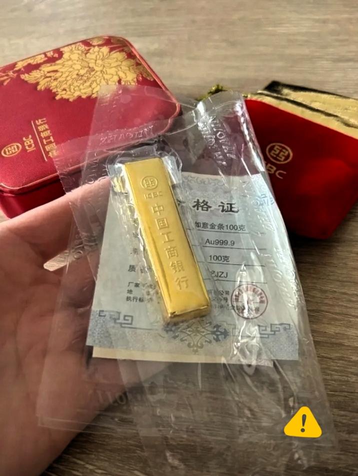 奉劝大家，
现在别买黄金了！
不是太贵，而是昨天金价947，今天暗金直接940，